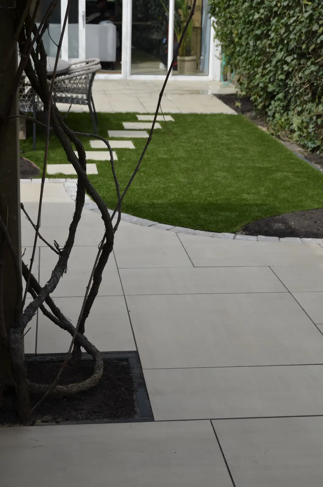 Houten berging met het terras ervoor