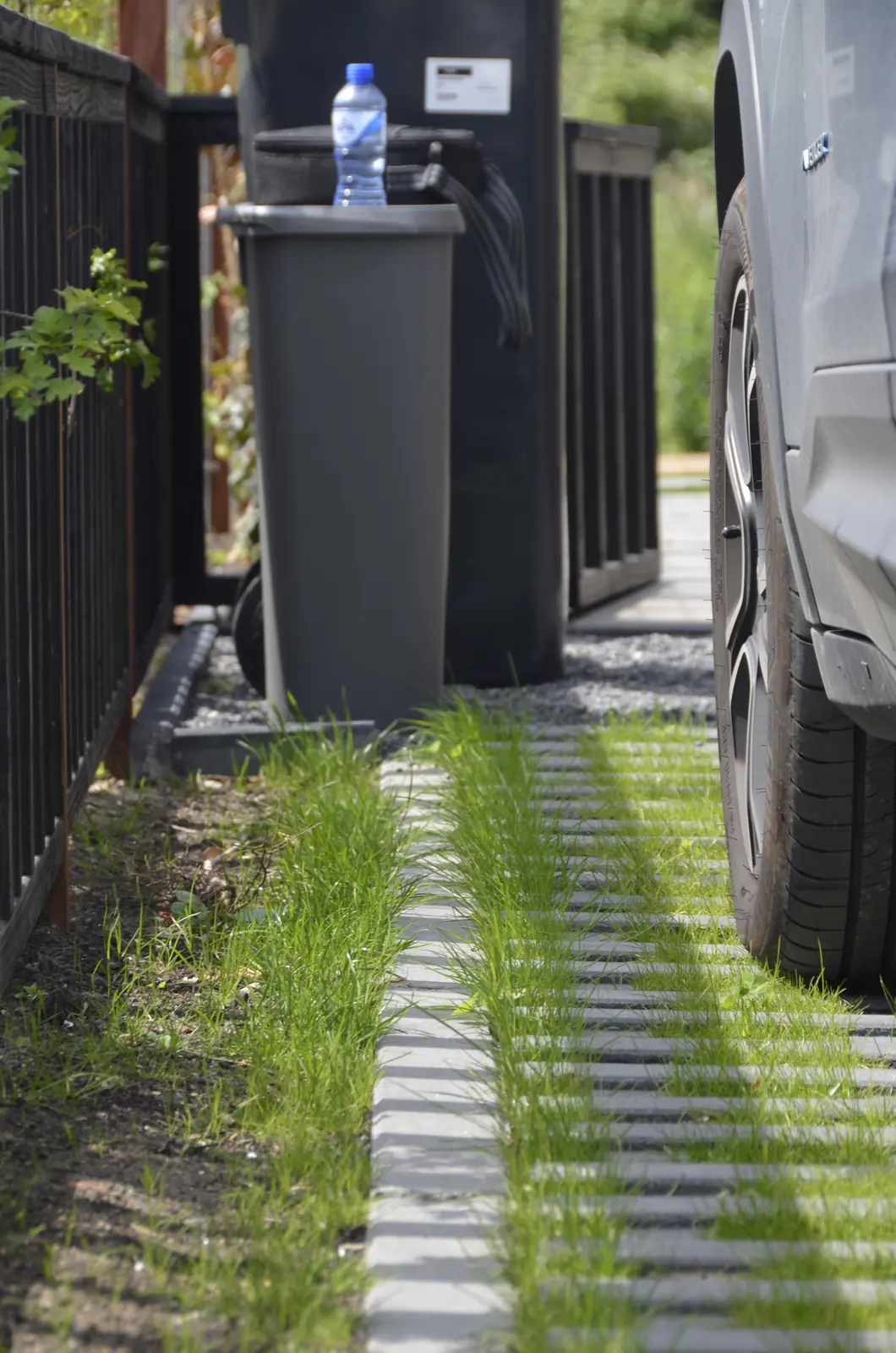 De woning aan het water voor de aanleg: kale grond tot aan de oever