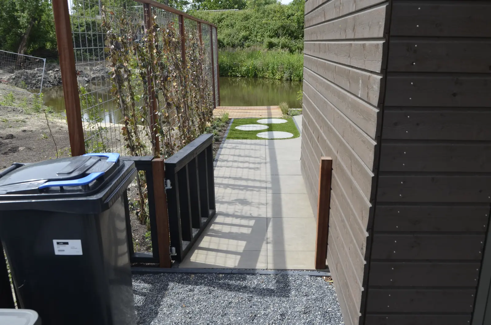 Border met jonge beplanting langs het terras aan het water