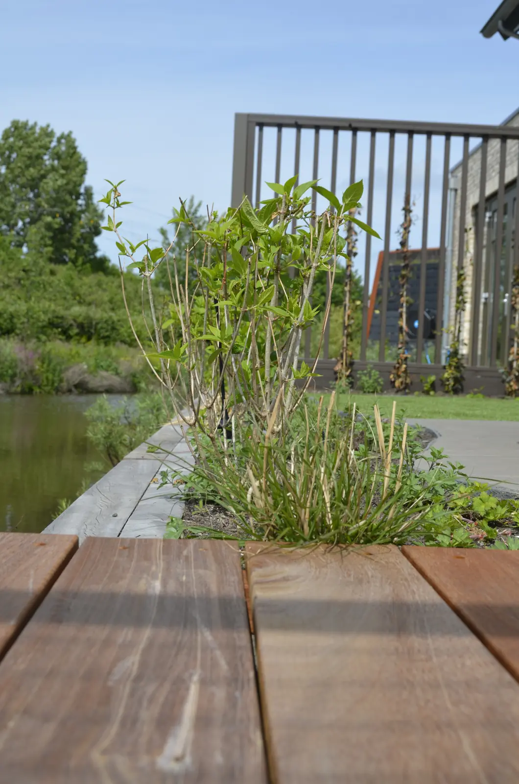 De zijtuin tijdens de aanleg, met hout klaar voor de vlonder