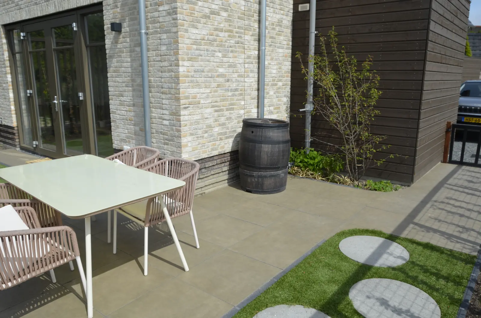 Terras met eettafel naast de regenton