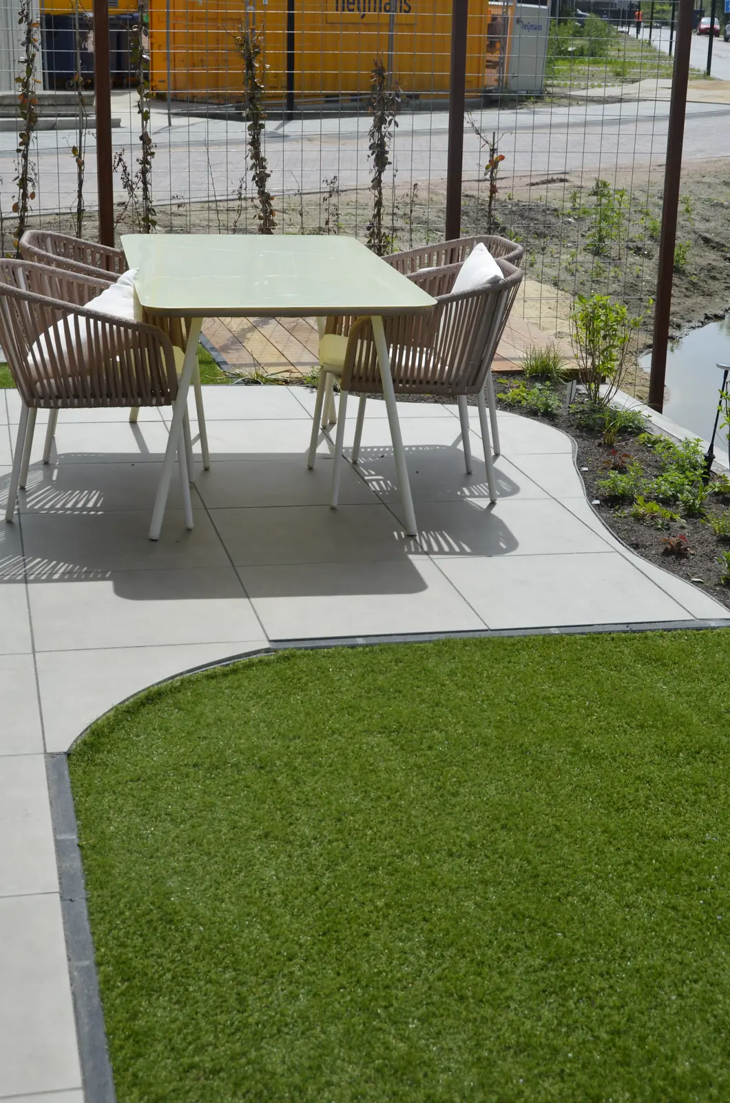 Eettafel op het terras met het gazon ernaast