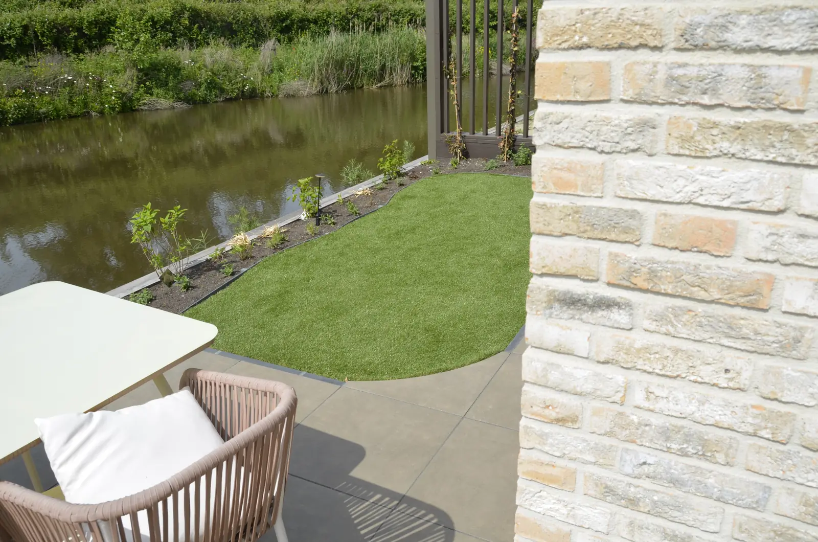 Terras en gazon met het water erachter