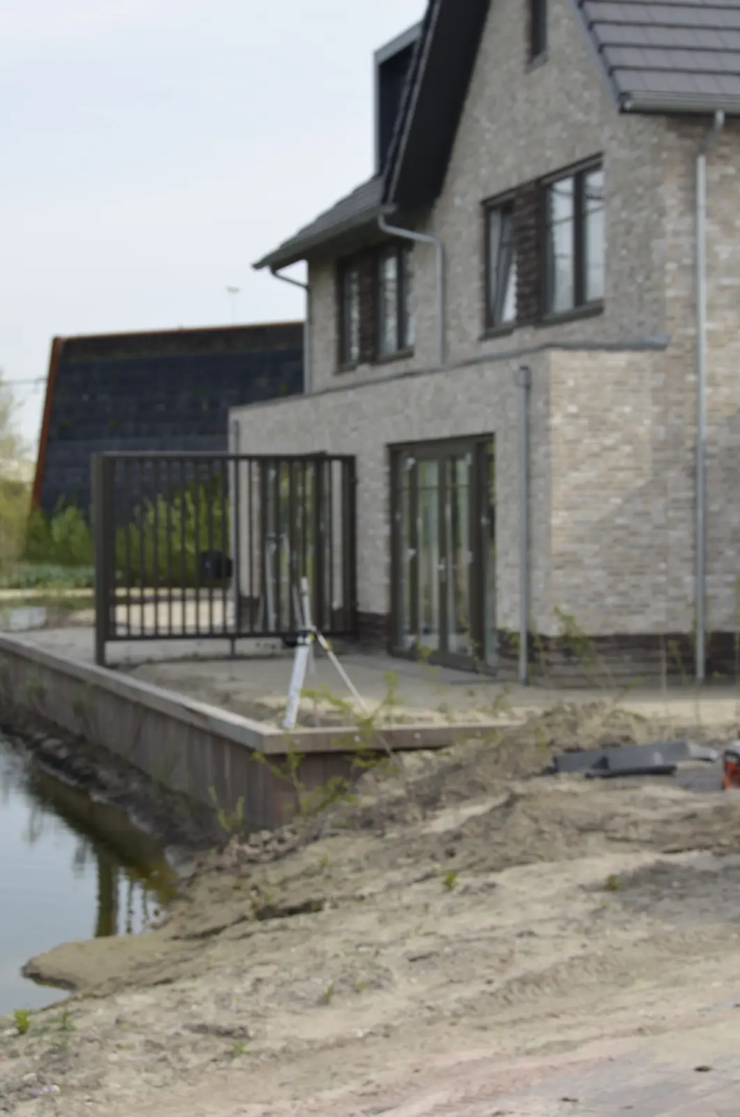 De woning aan het water voor de aanleg