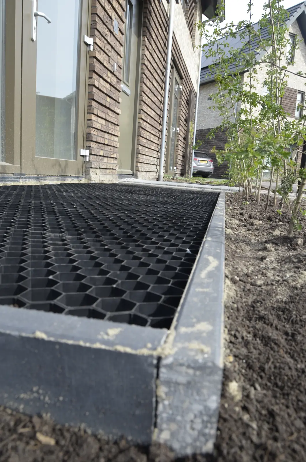 Grindstabilisatie op het zandbed langs de gevel