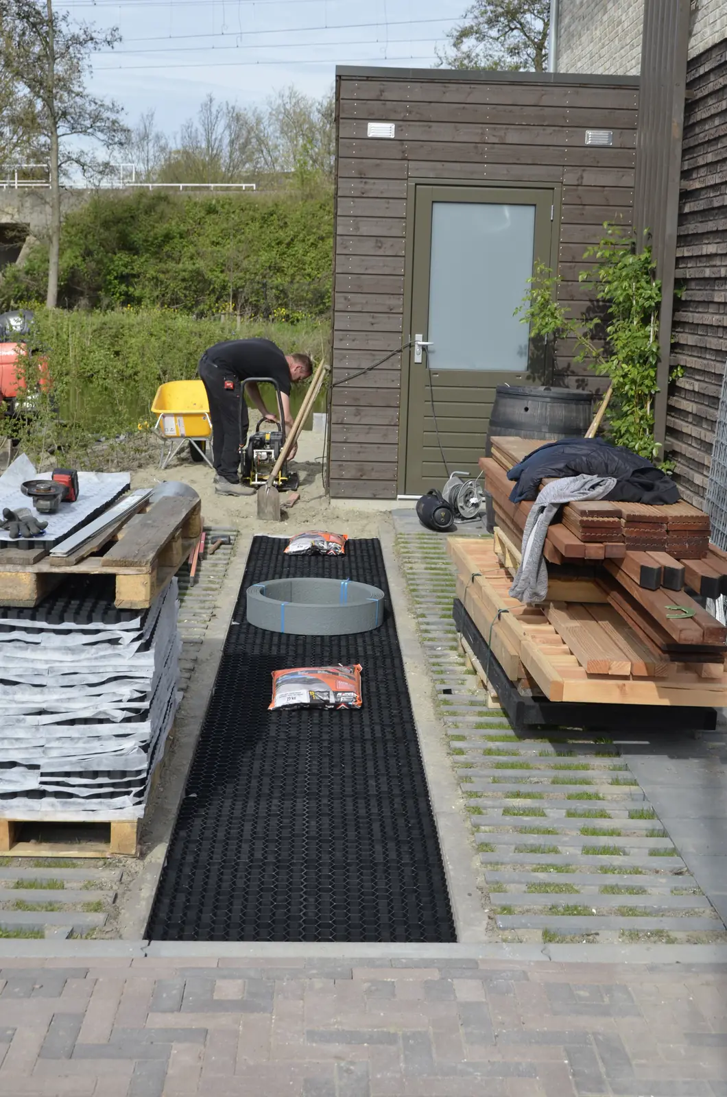 Materiaal op pallets klaar voor de aanleg