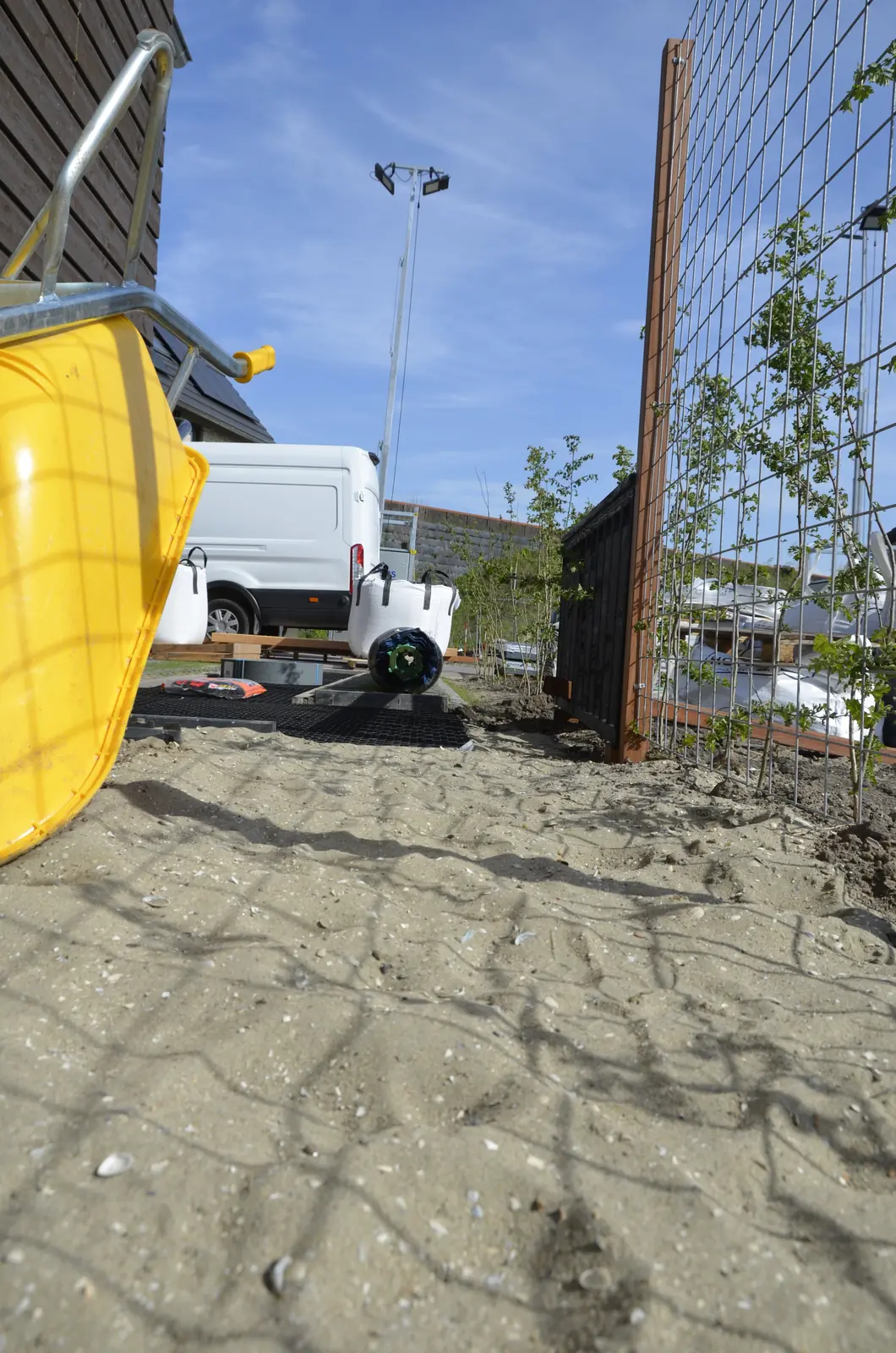 Gele minidumper op de bouwplaats