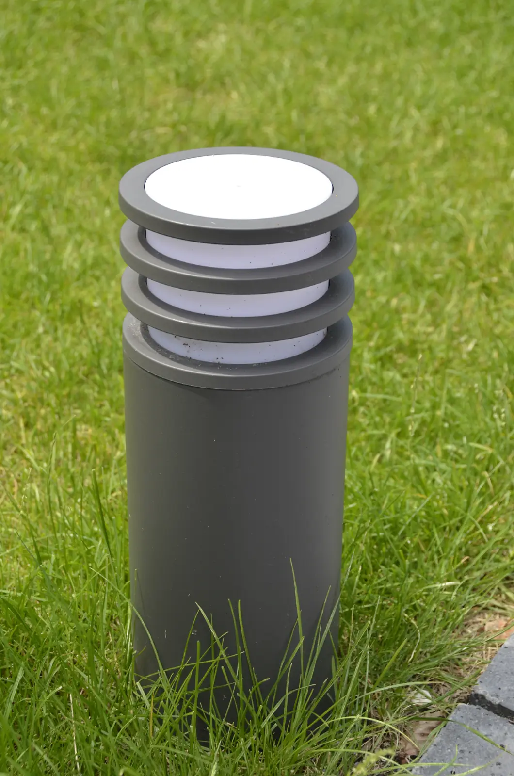 Padverlichting in het gazon van dichtbij