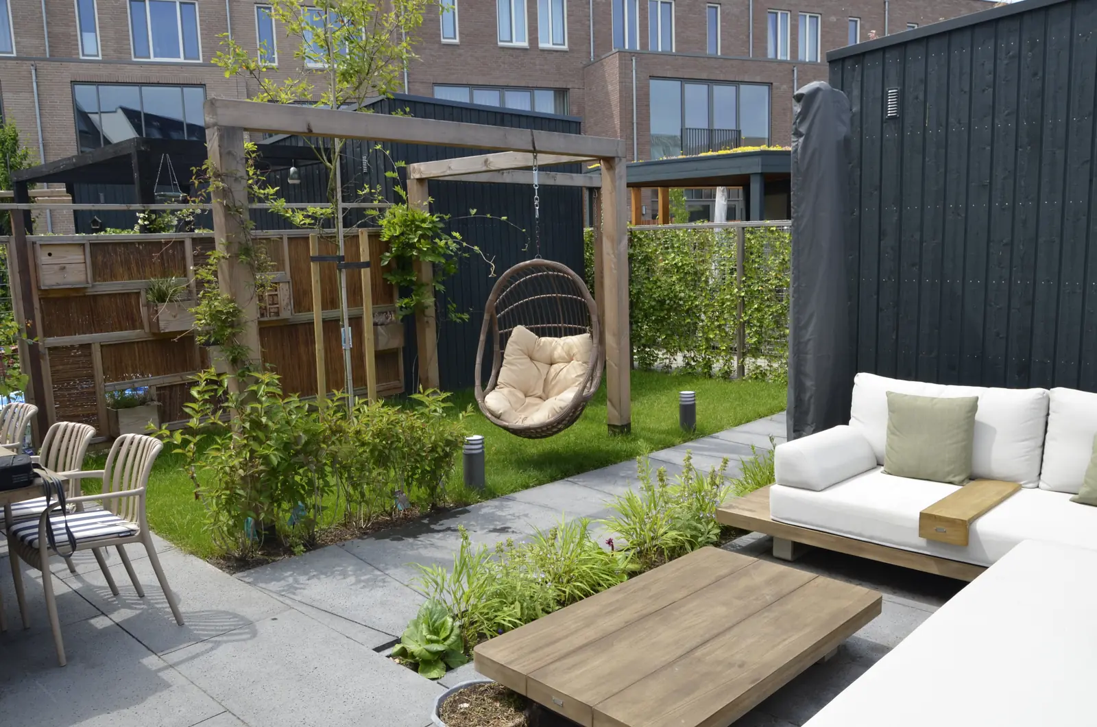 Loungeset op het terras met de hangstoel ernaast