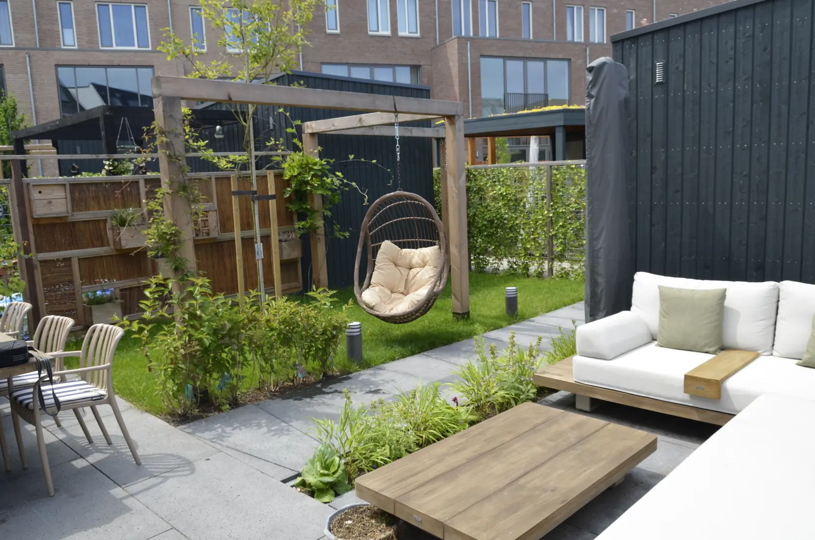 Zithoek met houten salontafel op het terras