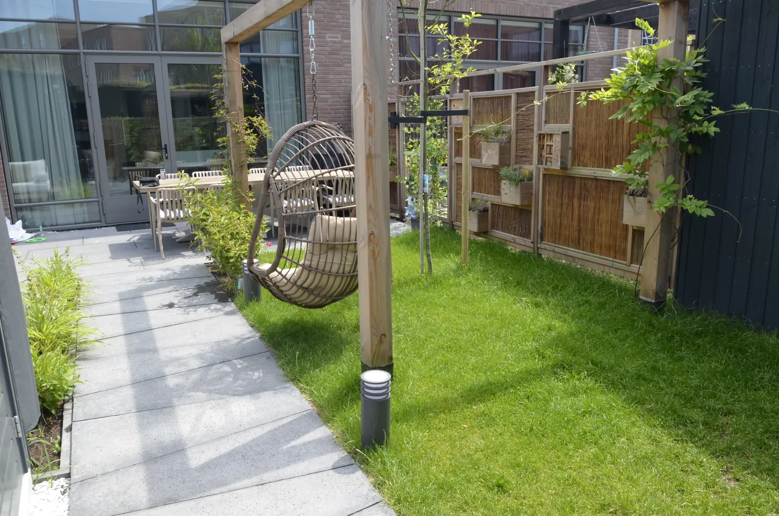 Terras met loungeset, gezien vanaf het gazon