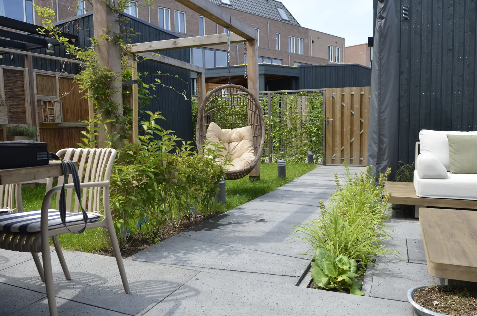 Zithoek onder de pergola bij avondlicht