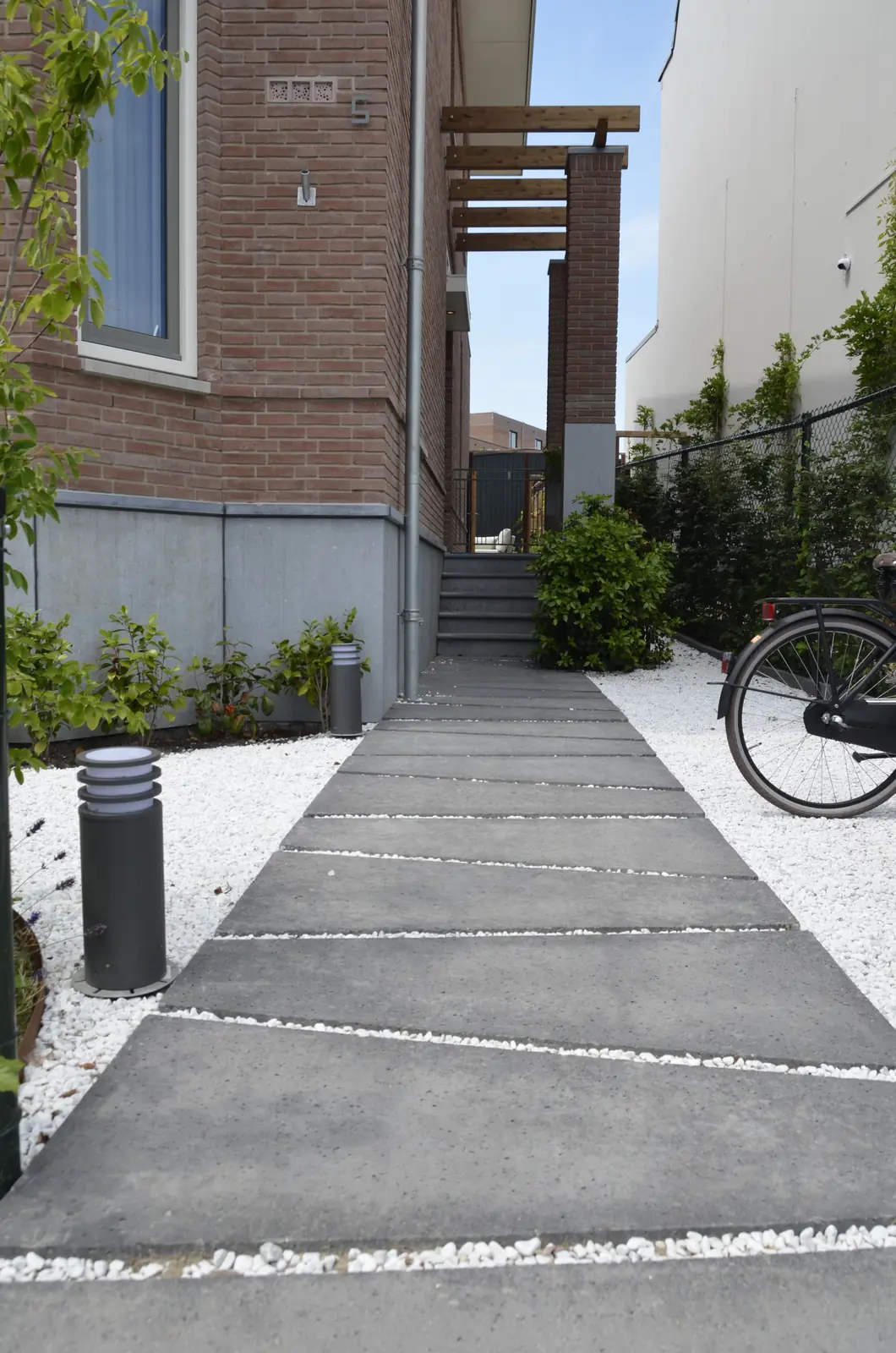 Fietsen naast het pad, met de border ernaast