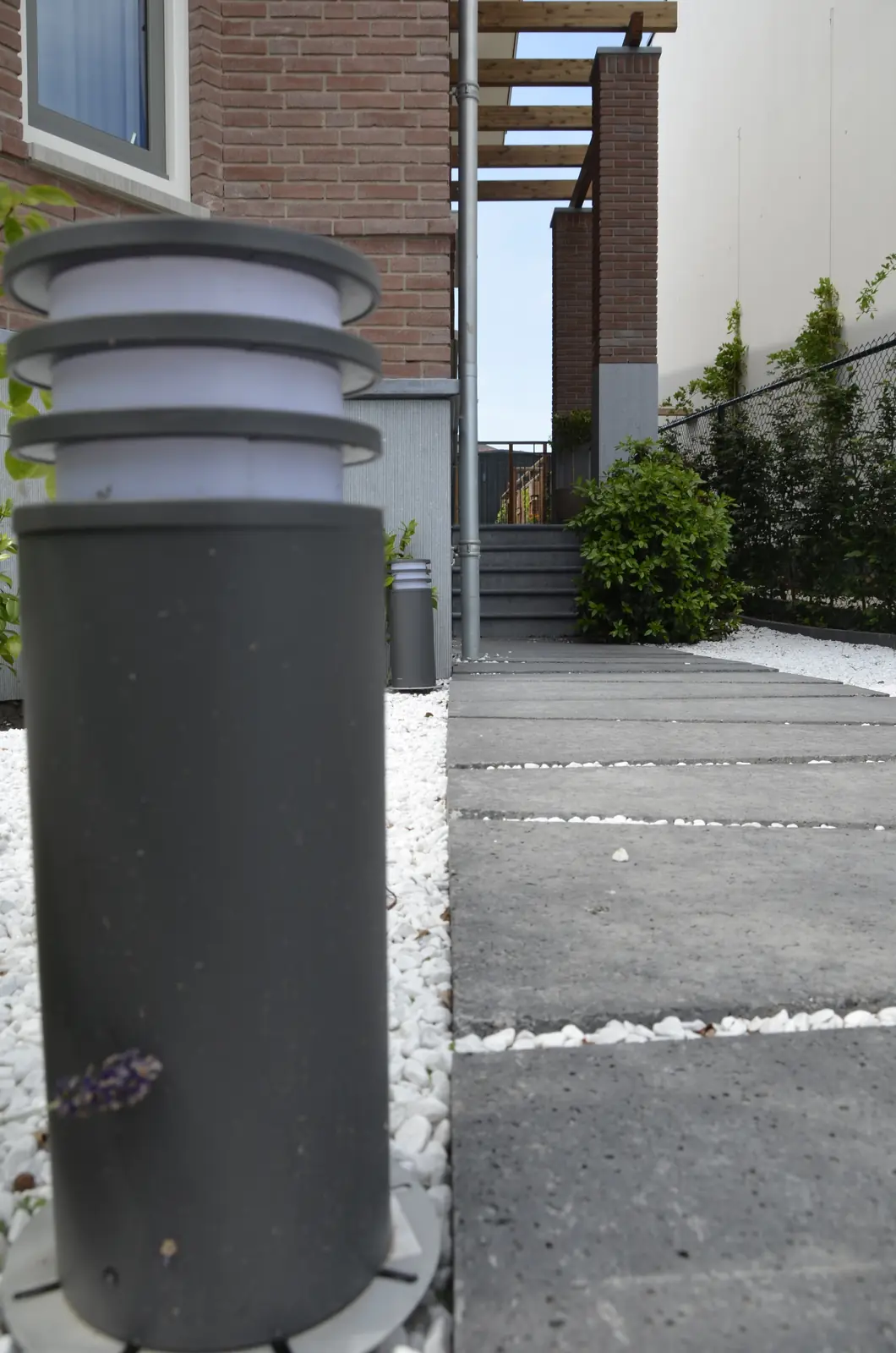 Padverlichting van dichtbij tegen het witte grind