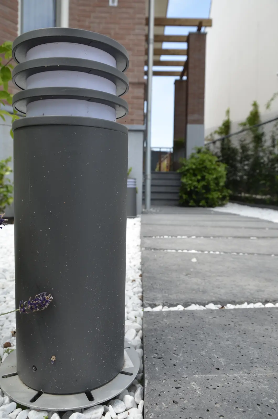 Bollardlamp langs het pad naar de voordeur