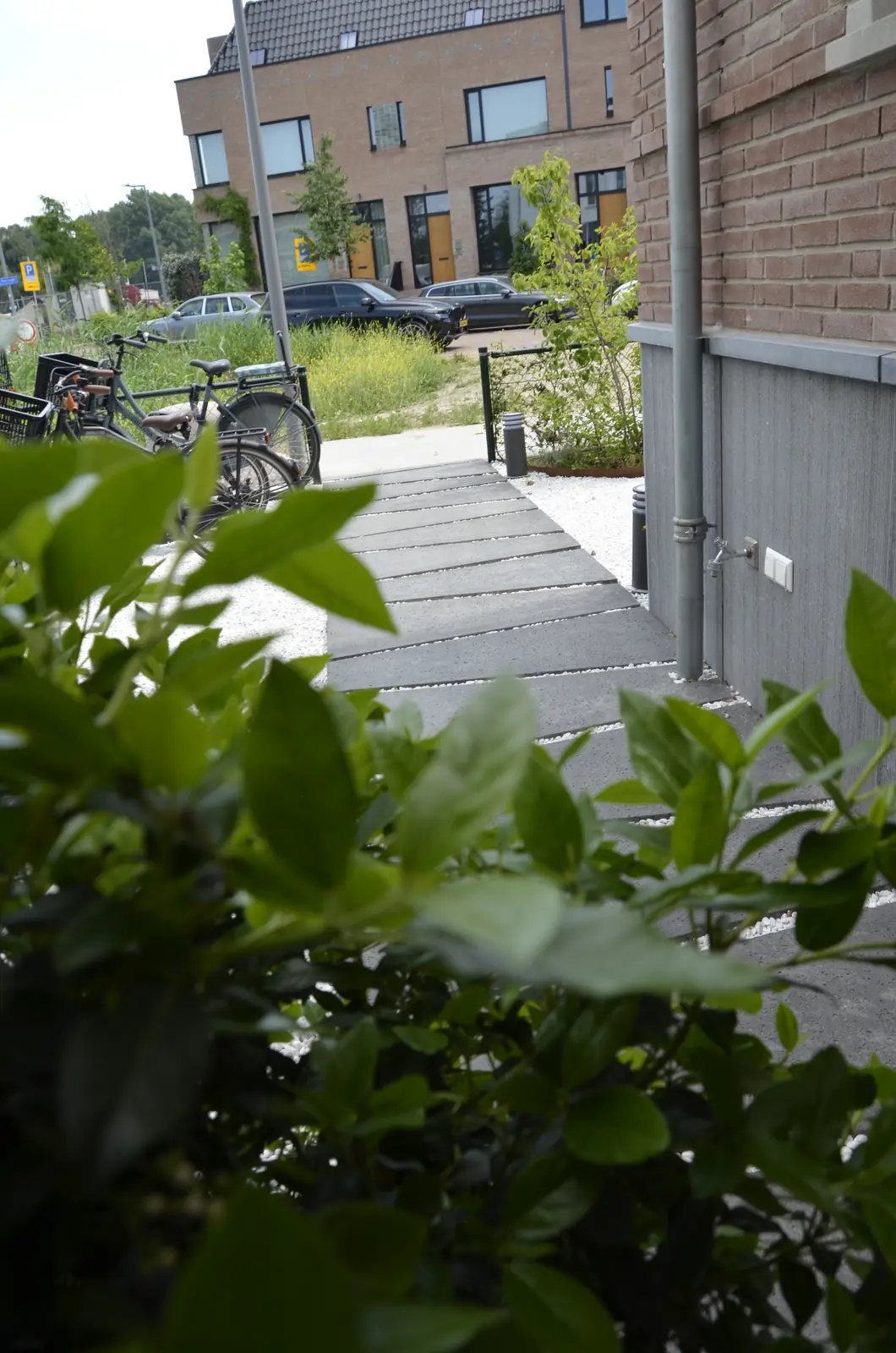 De straatzijde met de nieuwe voortuin
