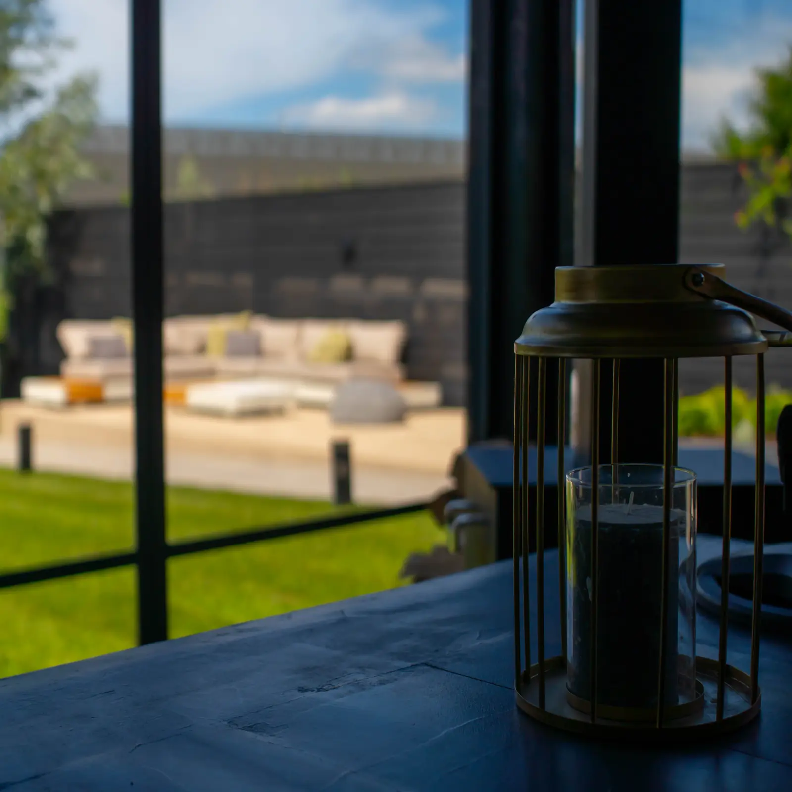 Sfeerlamp op het terras bij avondlicht