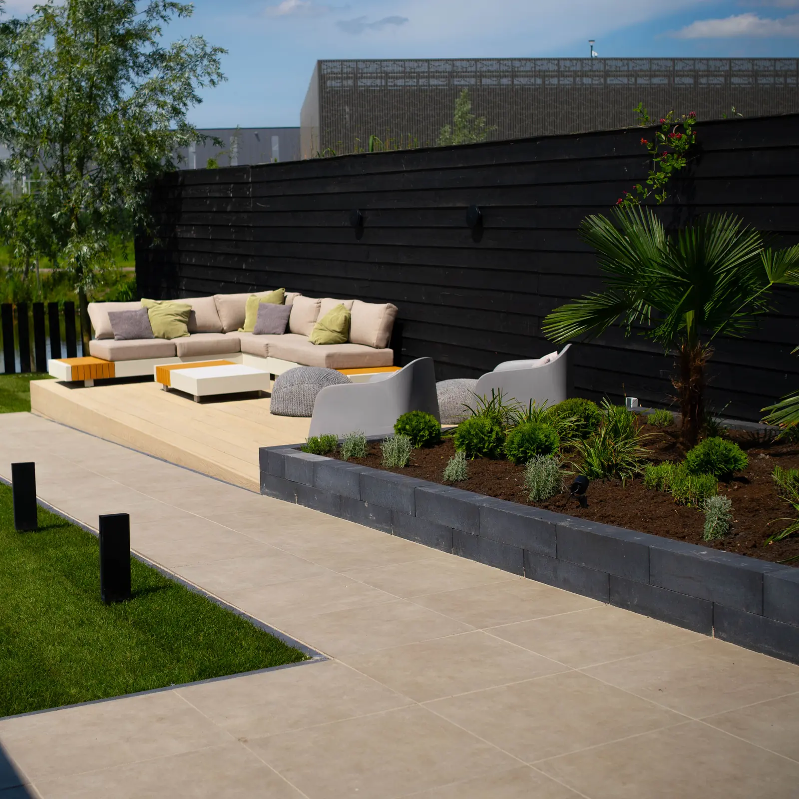 Het terras over de volle lengte, met de loungeset