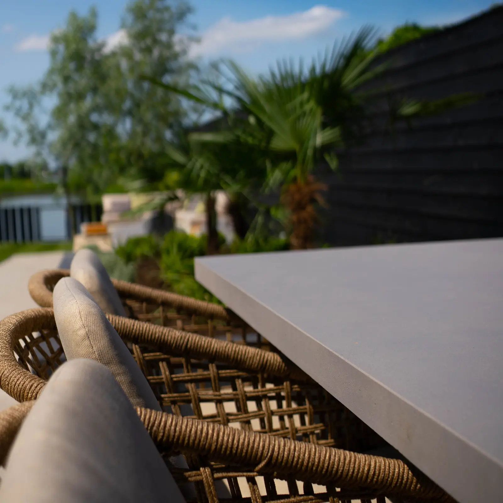 Eettafel onder de veranda, met rieten stoelen