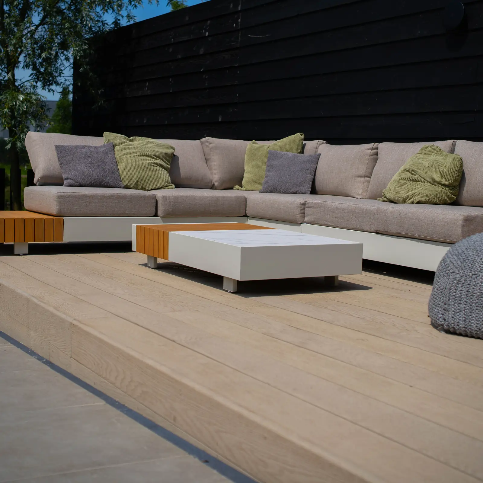 Vlonder met loungeset en salontafel