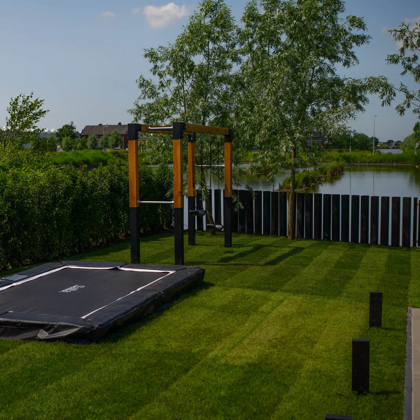 Ingegraven trampoline in het gazon aan het water
