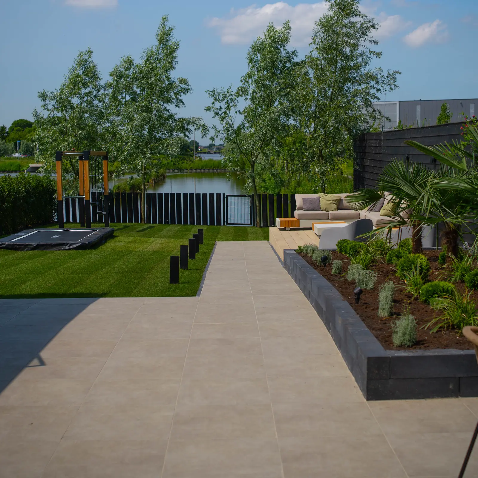 Gazon en terras met uitzicht over het water