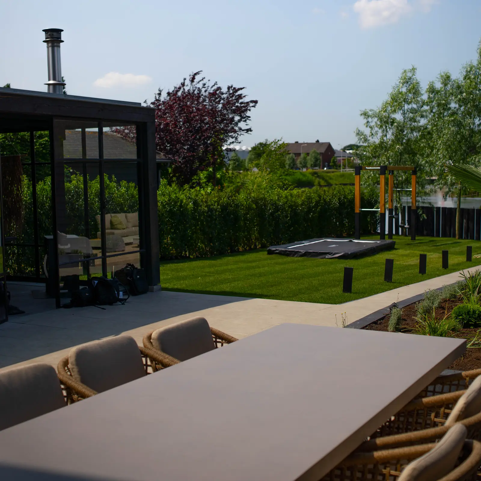 Veranda van glas en staal, met het terras ervoor