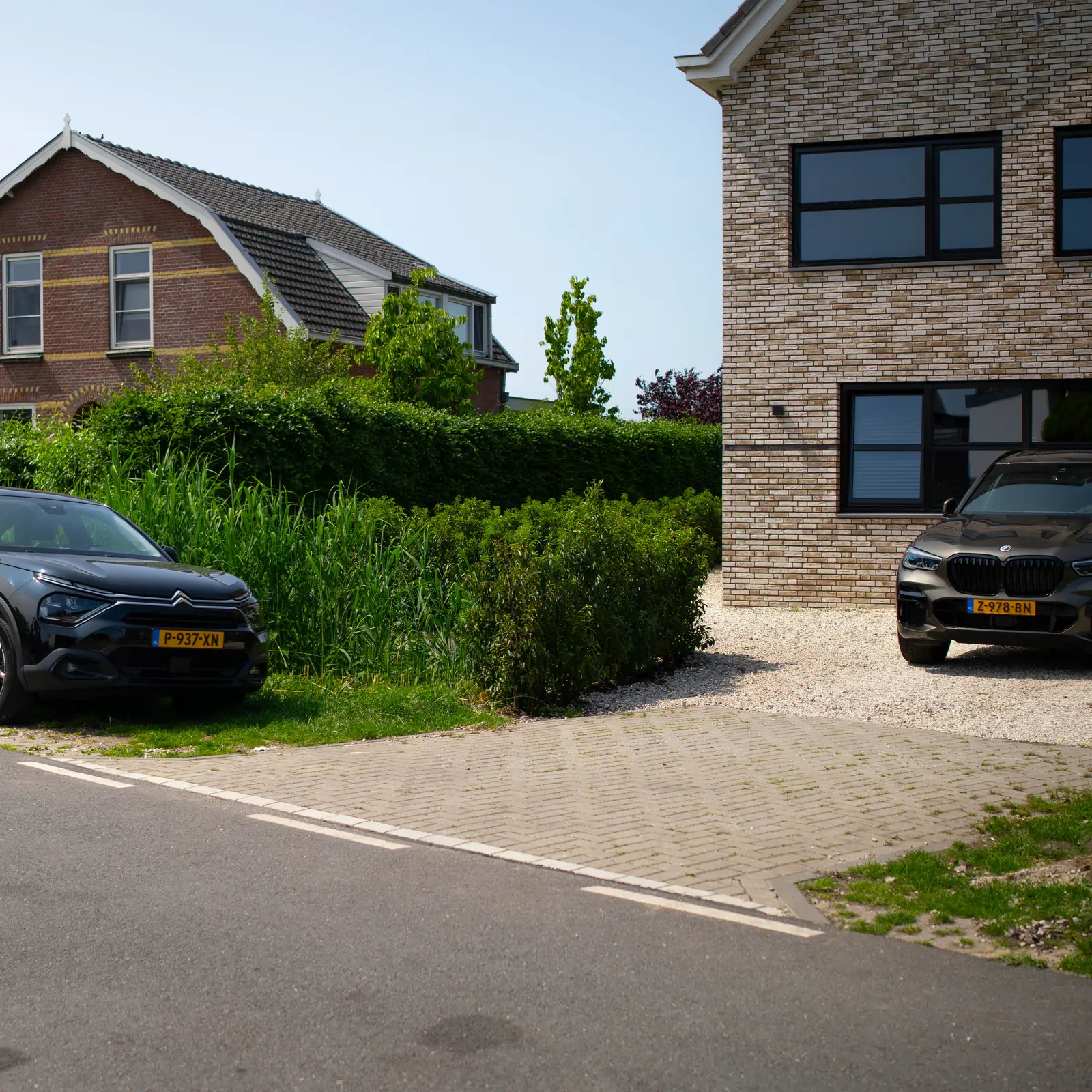 Grindoprit met de auto ervoor