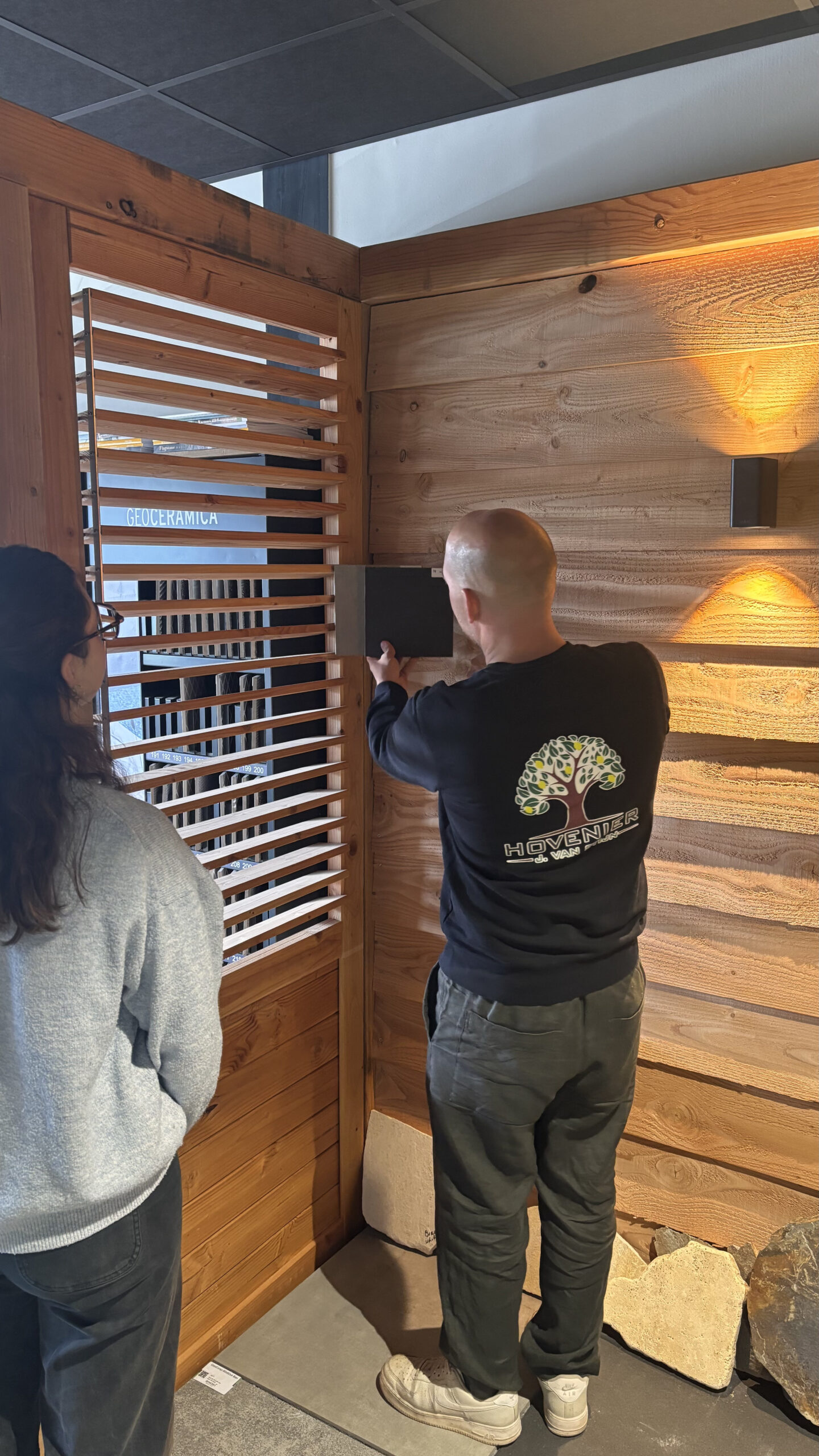 Houten lamellen en panelen in het showroomrek