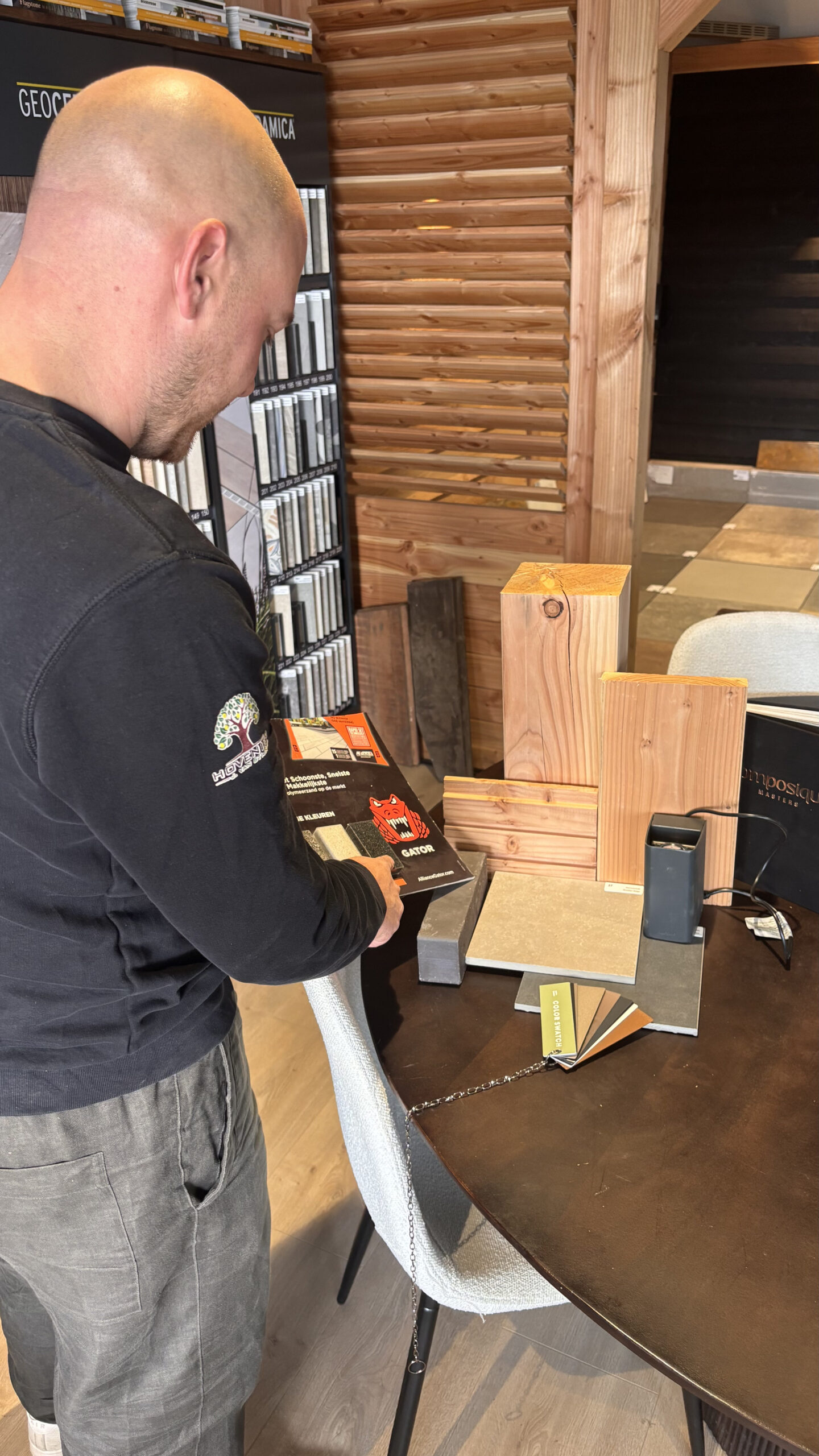 Houten bekleding in het materialenrek van de showroom